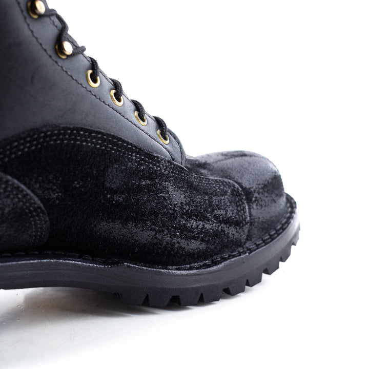 close up of the Climber - Black toe showing the shape and stitching.